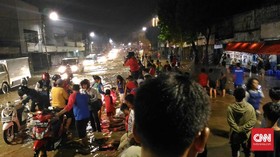 Luapan Banjir Rendam Jalan Kampung Melayu