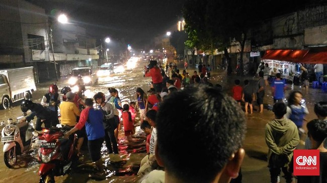 Limpahan air Kali Ciliwung membuat Jalan Raya Jatinegara, Kampung Melayu, tak bisa dilintasi kendaraan. Di sejumlah jalan juga terpantau masih tergenang.