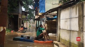 VIDEO: Warga Terdampak Banjir di Cawang Enggan Mengungsi