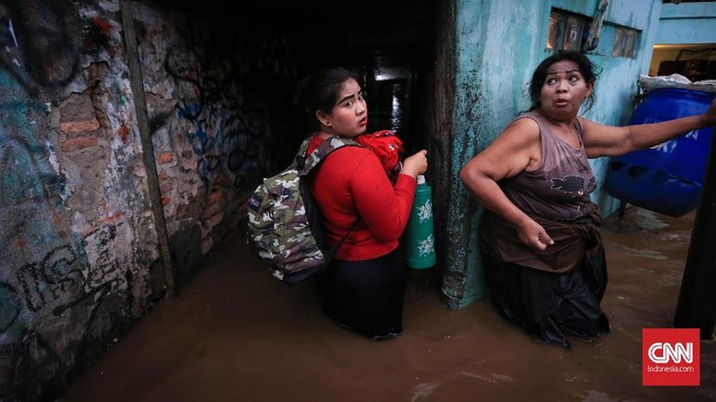 Warga Bidara Cina, Jakarta Timur mulai mengungsi karena ketinggian banjir mencapai 2 meter meskipun belum ada bantuan untuk pengungsi.