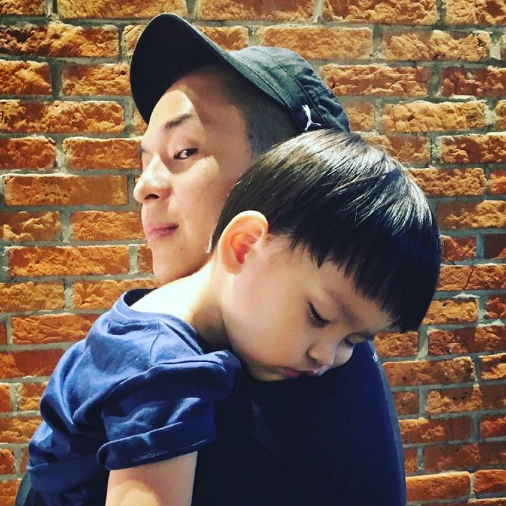 <p>Snow lelah banget sampai tidur di gendongan si ayah. (Foto: Instagram/ernestprakasa)</p>