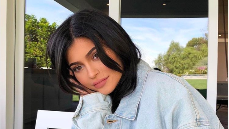 Kylie Jenner diketahui punya kuku panjang. Netizen pun lantas mengaitkan hal itu dengan cara Kylie merawat si kecil Stormi.