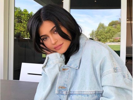 Cerita Kuku Panjang Kylie Jenner dan Kegiatan Merawat Bayinya