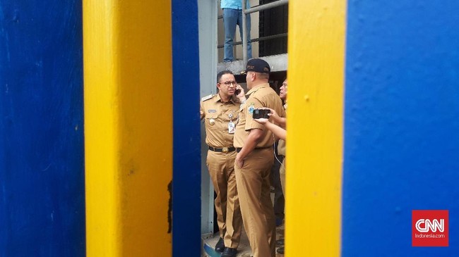 Gubernur DKI Anies Baswedan malam ini akan berjaga memantau perkembangan banjir Jakarta.
