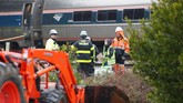 FOTO: Sisa-sisa Tabrakan Kereta Amtrak Kereta penumpang Amtrak yang pindah jalur rel menabrak kereta barang yang sedang parkir di South Carolina. Berikut foto-foto dari lokasi kejadian.