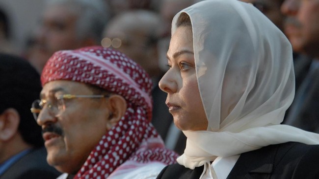 Sejumlah keluarga Saddam Hussein termasuk putrinya masuk dalam daftar buronan Irak, tapi Abu Bakr Al-Baghdadi, pemimpin ISIS lolos dari daftar itu.
