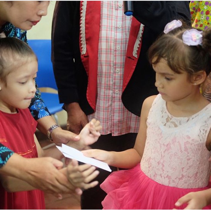 <p>Pesan Melaney untuk Chloe: Semoga saat Kakak dewasa nanti selalu ingat pesan mommy adn Dadda. Jangan pernah bosan berbagi, bahkan saat berkat kita lagi 'ngepas'. (Foto: Instagram @melaney_ricardo)</p>