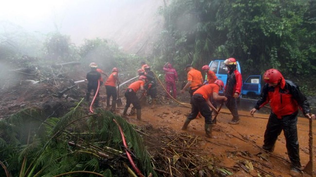 BPBD mencatat sedikitnya lima titik longsor terjadi di sejumlah wilayah di Banjarnegara, Jawa Tengah akibat hujan lebat sejak Rabu siang hingga malam.