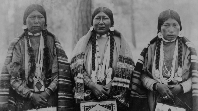 Kaum perempuan Indian di Amerika Serikat ada dalam lintasan sejarah yang kelam. Mereka menjadi sasaran kekerasan.