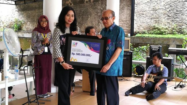 Hasil donasi yang terkumpul dari aksi 'Chariy Fun Run 2017' diserahkan CT Arsa Foundation kepada Yayasan Mitra Netra dan pembangunan sekolah secara bertahap.