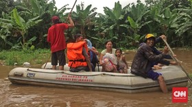 Banjir Makin Tinggi, Warga Cawang Mulai Penuhi Pengungsian