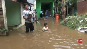 VIDEO: Rumah Terendam, Warga Bersiap Mengungsi