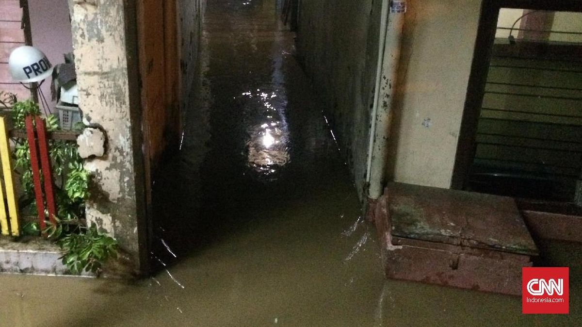 Warga 3 RT di Bidara Cina Mengungsi Akibat Banjir 70 Cm