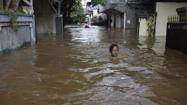 Pakar Cuaca dan Iklim ITB Armi Susandi menilai sejumlah wilayah di DKI Jakarta terancam tenggelam pada 2035 akibat sejumlah faktor, salah satunya banjir.
