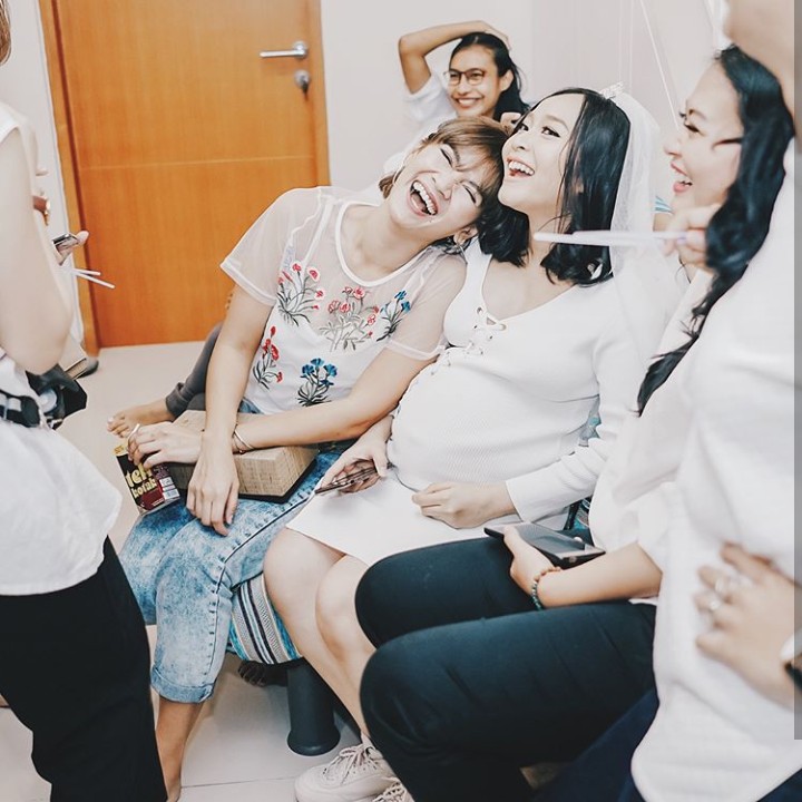<p>Suatu malam Rinni baru saja pulang nih. Dia kaget banget saat mendapat kejutan dari teman-temannya, berupa baby shower. (Foto: @rendraheryandik)</p>