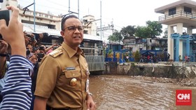 Lewat WhatsApp, Anies Instruksikan Siaga Banjir Jakarta