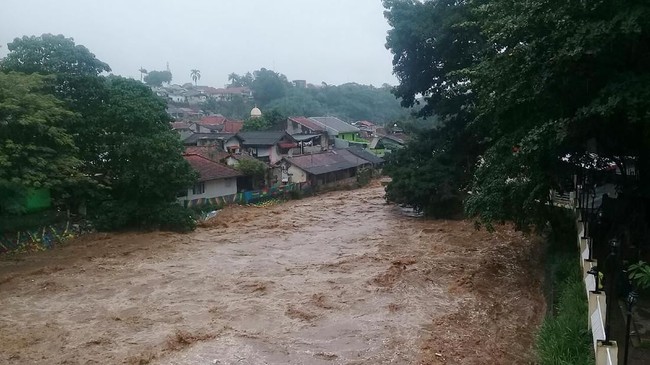 Ratusan warga Kelurahan Cawang, Jakarta menolak mengungsi meski banjir sudah mencapai 1,5 meter karena masih merasa aman di rumah tingkat dua.