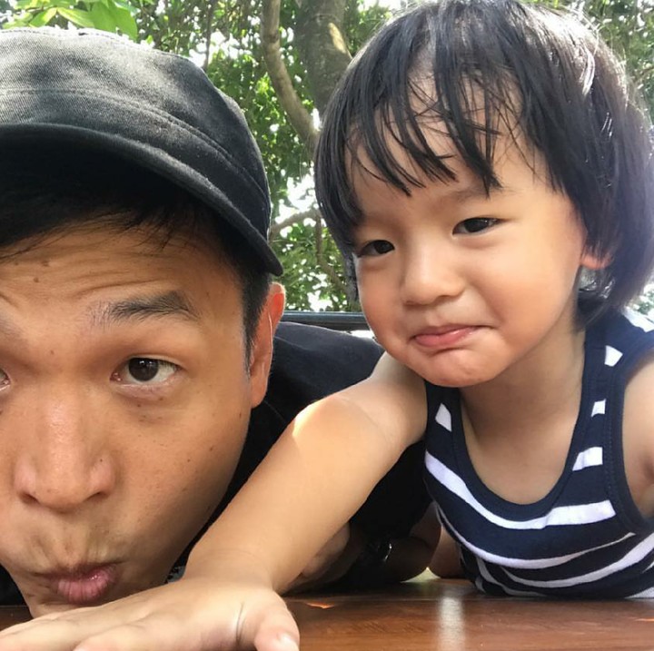 <p>Snow mirip banget deh sama si ayah ya? (Foto: Instagram/ernestprakasa)</p>