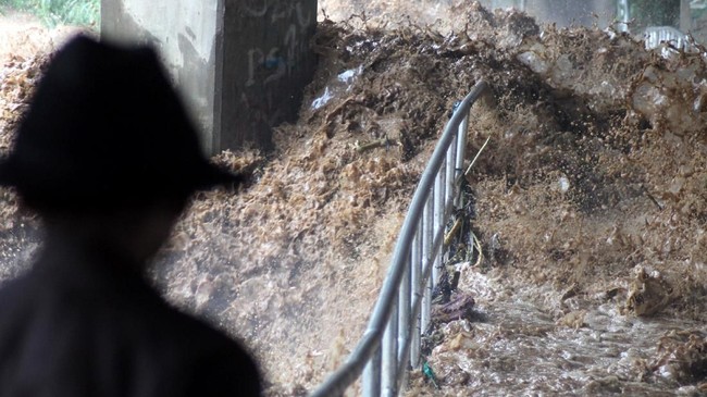 Pada pukul 21.00 WIB tinggi muka air Bendungan Katulampa sempat mencapai 170 cm. Kiriman air diperkirakan sampai ke PIntu Air Manggarai 6-9 jam ke depan.