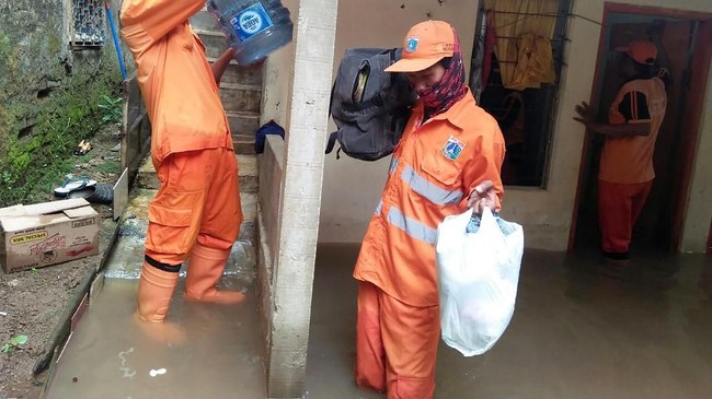 Warga RW 02 Jatipadang khawatir tanggul-tanggul sementara yang dibangun oleh warga kembali jebol ketika air banjir kiriman dari Bogor tiba di Jakarta.