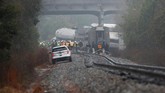 FOTO: Sisa-sisa Tabrakan Kereta Amtrak Kereta penumpang Amtrak yang pindah jalur rel menabrak kereta barang yang sedang parkir di South Carolina. Berikut foto-foto dari lokasi kejadian.
