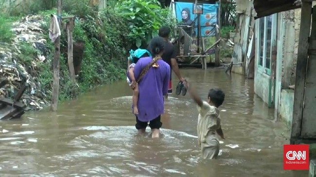 Sejumlah warga di Kampung Arus, Cawang, Jakarta Timur mendukung normalisasi sungai dari Pemprov DKI selama tidak mengorbankan rumah mereka.