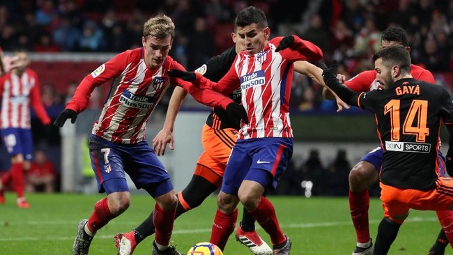 Atletico Madrid kini hanya berjarak sembilan poin dari Barcelona setelah mereka menang 1-0 atas Valencia di hadapan pendukung mereka.