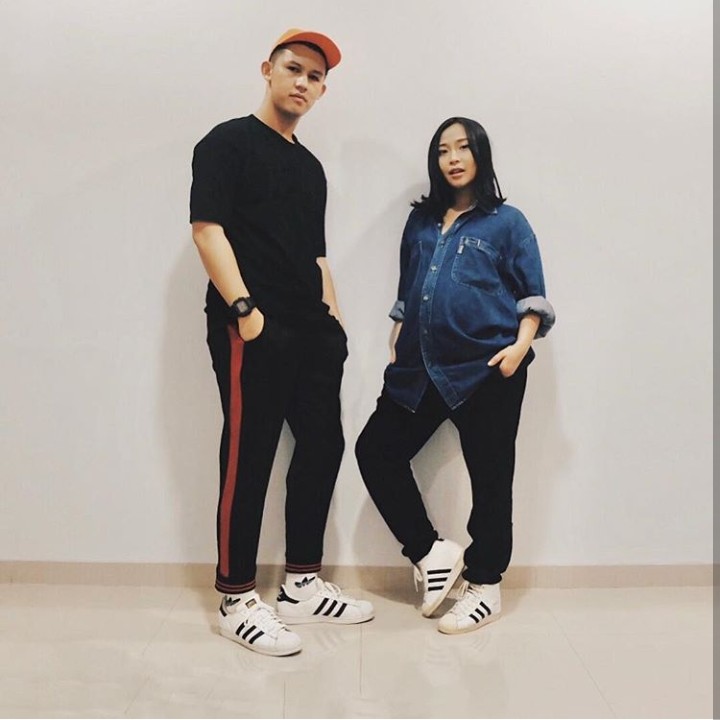 <p>Nah, yang ini memang bukan dalam rangka baby shower. Tapi foto ini menarik karena Rinni pakai baju dan celana sang suami. Hayo ada nggak Bunda yang pernah pakai baju suami seperti dilakukan Rinni? (Foto: Instagram @rinni_w)</p>