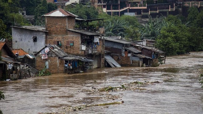 Demi atasi banjir di ibu kota di masa mendatang, pemerintah Provinsi DKI Jakarta berencana akan melakukan pendekatan untuk membujuk warga agar mau direlokasi.