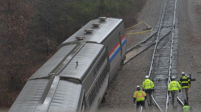 Sebagian besar penumpang kereta mengalami luka patah tulang akibat kecelakaan yang terjadi.