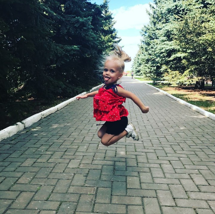 <p>Tuh lihat tetap senang bergaya konyol seperti anak-anak seusianya. (Foto: Instagram/viola_dima_official)</p>