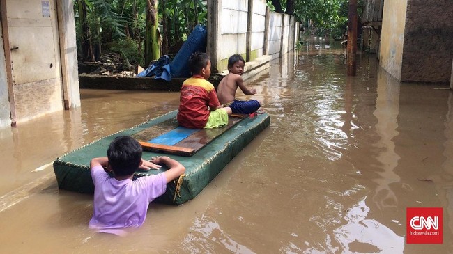 Warga Cawang, Jakarta Timur, enggan mengungsi karena sudah terbiasa dengan banjir. Mereka menyiapkan getek, belajar dari pengalaman banjir sebelumnya.