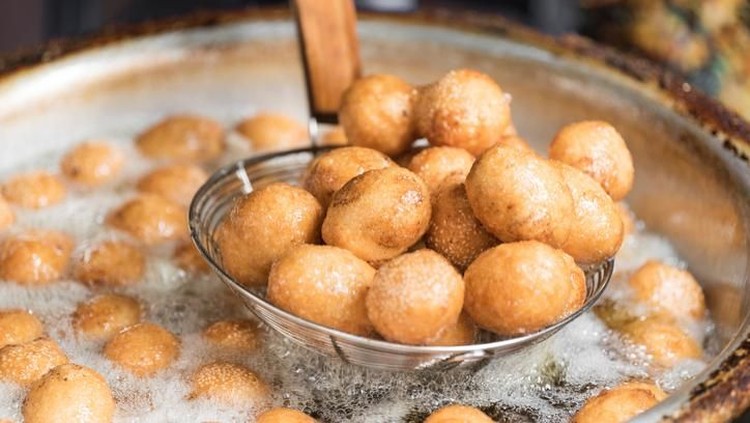 Bánh rán is a deep-fried glutinous rice ball from northern Vietnamese cuisine. Its outer shell is made from glutinous rice flour, and covered all over with white sesame seeds. Its filling is made from sweetened mung bean paste, and scented with jasmine flower essence.