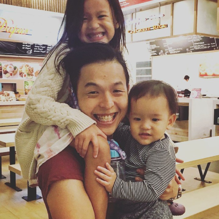 <p>Kompak selalu ya ayah dan anak yang sama-sama menggemaskan. (Foto: Instagram/ernestprakasa)  </p>