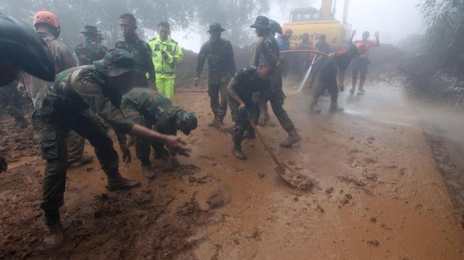 Longsor di Cisarua pada Jumat pagi membuat polisi menutup sementara jalur Puncak menuju Cianjur. Petugas PUPR tengah memperbaiki jalur yang longsor.