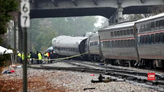 Kereta Amtrak dengan rute Los Angeles-Chicago menabrak sebuah truk sampah di perlintasan kereta api umum di daerah Mendon, Missouri, Amerika Serikat.