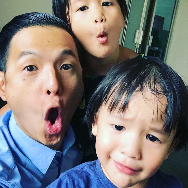 <p>Ayah Ernest yang super kocak ini juga salah satu pendiri Komunitas Ayah ASI lho. (Foto: Instagram/ernestprakasa)</p>