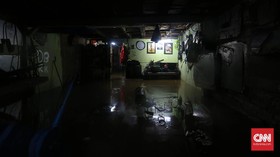 Banjir di Jati Padang Belum Surut, Warga Bertahan di Rumah