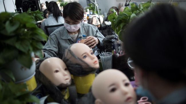Henry, Robot Seks Pria Pertama yang Jago Gombal Produsen robot seks Realbotix menciptakan Henry, robot seks pria pertama di dunia yang bisa membaca puisi dan menggombal.