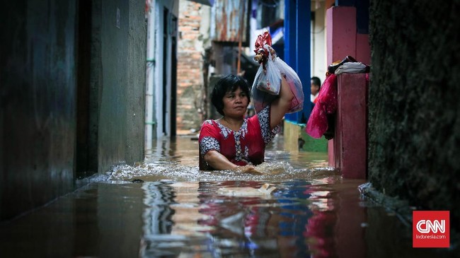 Ratusan warga Kebon Pala, Jatinegara malam ini mulai mengungsi akibat banjir. Petugas bahkan sempat evakuasi di tengah kegelapan karena pemadaman listrik.