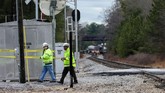 FOTO: Sisa-sisa Tabrakan Kereta Amtrak Kereta penumpang Amtrak yang pindah jalur rel menabrak kereta barang yang sedang parkir di South Carolina. Berikut foto-foto dari lokasi kejadian.