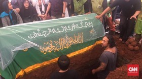 Lantunan Selawat Iringi Pemakaman Jenazah Yockie