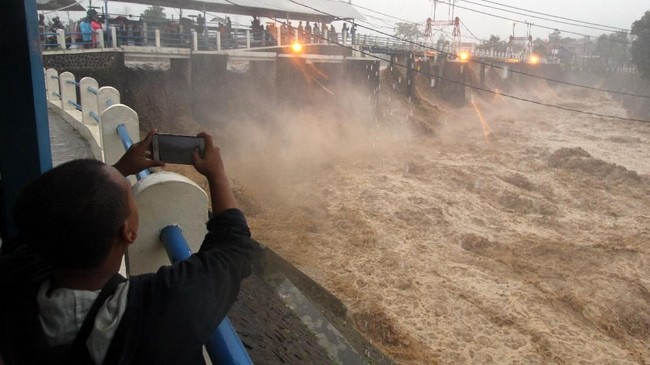 Kepala BBWS Ciliwung-Cisadane Jarot Widyoko menyinggung soal normalisasi sungai untuk mengantisipasi risiko banjir terkait status siaga 1 Bendung Katulampa.