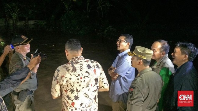 Wakil Gubernur DKI Jakarta, Sandiaga Salahuddin Uno meninjau banjir yang melanda permukiman warga di Jalan Arus, Kelurahan Cawang, Jakarta Timur, Senin (5/2).