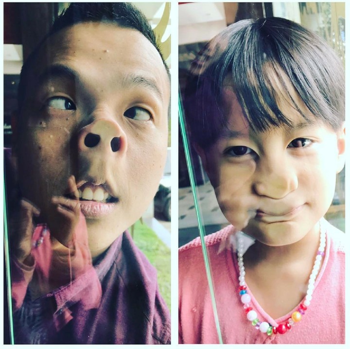 <p>Dasarnya komedian, Ernest suka banget berpose konyol bareng anak. Hi-hi. (Foto: Instagram/ernestprakasa)</p>