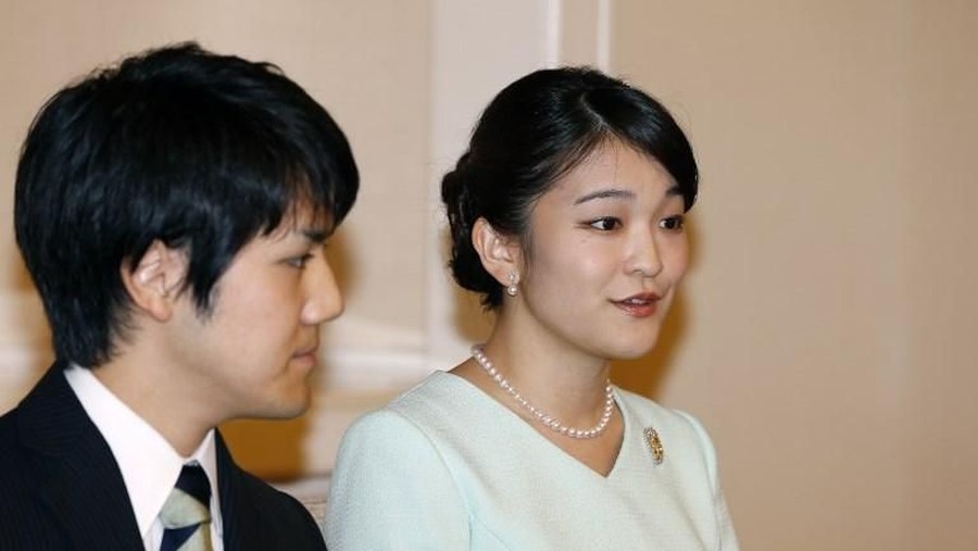 Japan's Princess Mako, the eldest granddaughter of Emperor Akihito and Empress Michiko, waves during the royal family's annual New Year's greeting to well-wishers gathered at the Imperial Palace in Tokyo on January 2, 2018. / AFP PHOTO / Kazuhiro NOGI