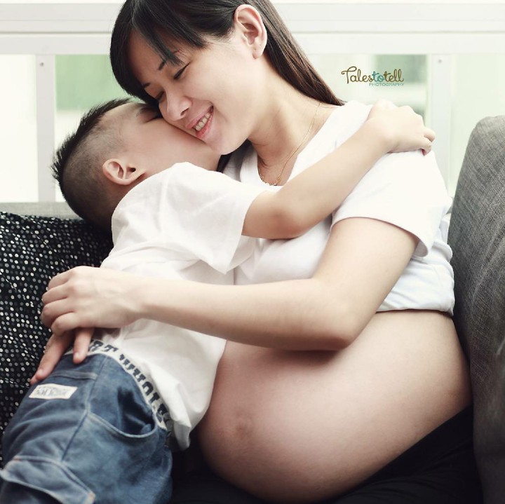 <div>Kecupan penuh cinta dari si kakak bikin maternity photoshoot makin cantik dan indah kan, Bun? (Foto: Instagram/ @talestotell)</div>