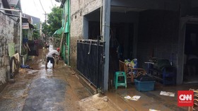 Banjir Surut, Warga Sibuk Berjibaku Bersihkan Lumpur