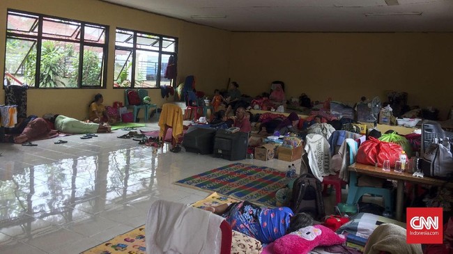 Pengungsi kesulitan mendapatkan air bersih untuk mandi, cuci dan kakus di tempat pengungsian karena listrik padam.