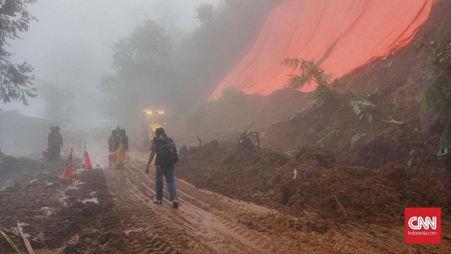 Jalur Gunung Mas, Bogor, hingga Ciloto, Cianjur, ditutup hanya bagi mobil selama sepuluh hari demi menghindari potensi longsor.